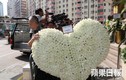 Vợ nhà văn Kim Dung đặt vòng hoa hình trái tim tiễn biệt chồng