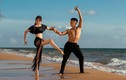 Vợ chồng Khánh Thi - Phan Hiển khiêu vũ say đắm trên bờ biển