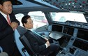 Thủ tướng Nguyễn Tấn Dũng thăm quan buồng lái máy bay A350