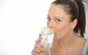 Rủi ro rình rập sức khỏe khi uống nước đá 