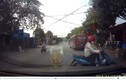Video: Sang đường ẩu, xe máy suýt bị ôtô đâm trực diện 