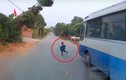 Video: Bé trai may mắn thoát chết trước đầu ôtô khi sang đường