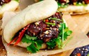 “Chảy nước miếng” với món bánh bao kẹp thịt hấp dẫn ở Đài Loan