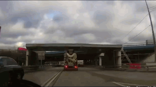 Video: Trên đại lộ, xe bồn suýt đè trúng ô tô con