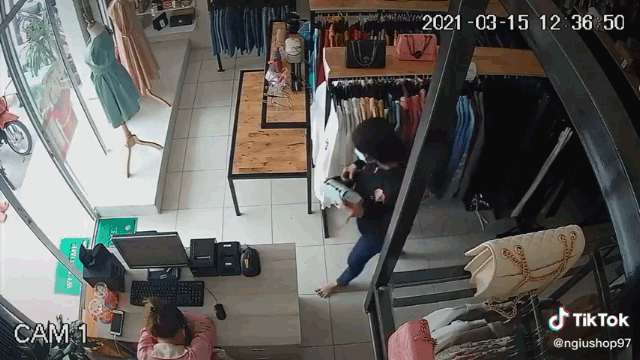 Video: Vào cửa hàng trộm đồ, nữ đạo chích nhận cái kết đầy hài hước