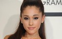 Ariana Grande suy sụp sau vụ nổ bom trong show diễn ở Anh