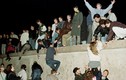 Ảnh độc về thời khắc lịch sử Bức tường Berlin bị phá dỡ