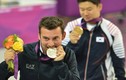 Vì sao vận động viên Olympic thường cắn vào huy chương?