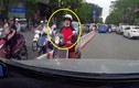 Video: Nữ 'ninja Vespa' chạy lấn làn, bị tài xế ô tô ép lùi trên phố Hà Nội