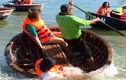 Video: Màn “quẩy” thuyền thúng khiến khách nước ngoài há hốc miệng