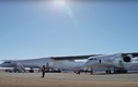 Siêu máy bay dài nhất thế giới có sải cánh hơn sân bóng 