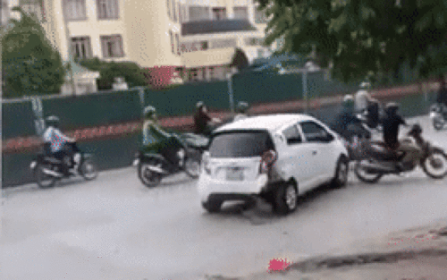 Video: Ô tô “điên” lùi trúng cột điện rồi lao ra giữa đườngTrường Chinh