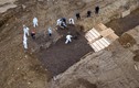 Đau xót hàng loạt hố chôn tập thể trên thế giới bởi quá nhiều người chết vì COVID-19 