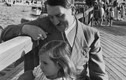 Biểu cảm “lạ” của trùm phát xít Hitler chụp ảnh với trẻ em