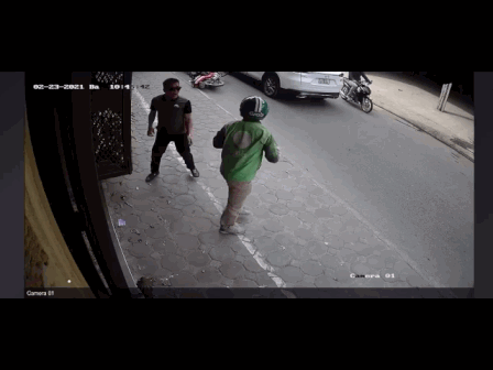 Video: Xích mích trên phố, tài xế Mazda thẳng tay đấm tài xế Grab bike