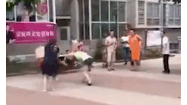 Video: Người đàn ông bị 2 người phụ nữ lột áo, quây đánh giữa phố