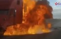 Video: Xe container bốc cháy dữ dội sau khi va chạm xe con