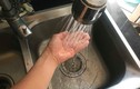 Nước sạch Hà Nội bốc mùi vì dầu thải: Phụ huynh kêu giời "con bị tiêu chảy"