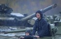 Thủ tướng Ukraine ngồi xe thiết giáp cùng binh sĩ huấn luyện