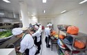 Soi bếp ăn phục vụ 3.000 phóng viên tác nghiệp APEC