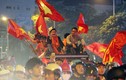 Ngán ngẩm cảnh người hâm mộ U23 Việt Nam bất chấp tính mạng để ăn mừng