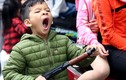 Hãi hùng sạp hàng bày bán súng đạn đồ chơi ở làng Đồng Kỵ