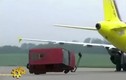 Video: Máy bay Airbus thổi bay xe tải như chiếc lá