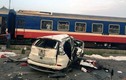 Video: Liều mạng vượt đường sắt, xe tải bị tàu hỏa tông lật