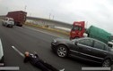 Video: Tài xế ô tô chết khiếp cảnh người đàn ông ngồi giữa đường trong đêm