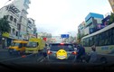 Video: Ném rác bừa bãi xuống đường, người lái xe nhận cái kết bất ngờ