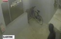 Video: Tên trộm bịt mặt "thong thả" cắt khóa trộm xe ngay trước cửa đồn cảnh sát