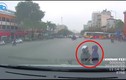 Video: Tạt đầu ô tô, 2 mẹ con ngã văng ra đường
