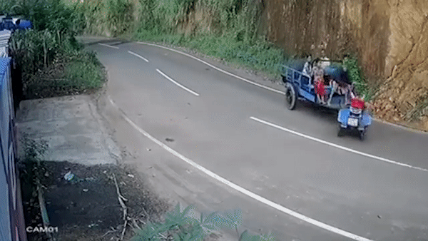 Video: Đang chạy trên đường, xe bất ngờ xoay vòng hất văng người lái