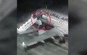 Video: Thang máy bay bị sập, hành khách rơi xuống đường băng