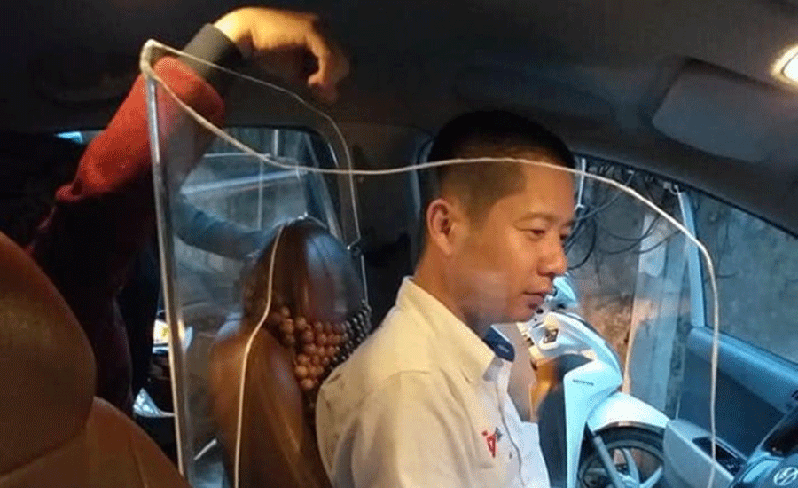 Video: Vách ngăn bảo vệ tài xế taxi Hà Nội được lắp đặt thế nào?
