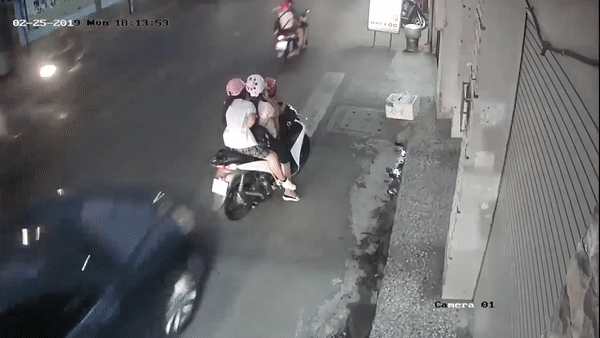 Video: Dừng xe máy nghe điện thoại, 3 mẹ con bị ô tô hất tung