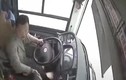 Video: Bị nhắc khi cho con tè trên xe, bà mẹ "tẩn" tài xế xe bus