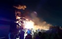 Video: Biển lửa bao trùm bãi xe ở Sài Gòn