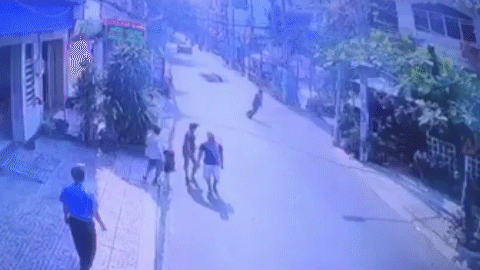 Video: Tên cướp bị đá văng xuống đường khi đang phóng xe tốc độ chóng mặt
