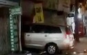 Video: Ô tô lao thẳng vào nhà tông bay 2 người