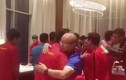 Video: Xúc động khoảnh khắc thầy Park ôm từng học trò sau chiến thắng