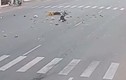 Video: Sang đường bất cẩn bị xe khách phóng tốc độ cao đâm nát xe