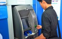 Tăng phí rút tiền ngoại mạng qua ATM: Ngân hàng ngày càng... tận thu?