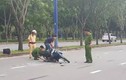 Người đàn ông rồ ga xe máy tông CSGT khi bị kiểm tra