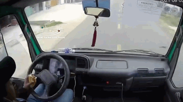 Video: Tài xế xe tải tông gục người phụ nữ, CĐM tranh cãi đúng sai