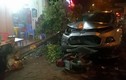 Hà Nội: Ô tô tông liên hoàn 3 xe máy, húc đổ cây