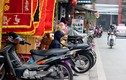 Ảnh: Vỉa hè phố cổ Hà Nội bị các hộ kinh doanh “nuốt” gọn 