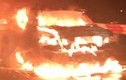 Ảnh: Ô tô 4 chỗ bốc cháy dữ dội trong đêm ở Hà Nội