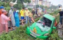 Xe taxi biến dạng tả tơi sau khi bị tàu hỏa kéo lê ở Hà Nội