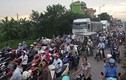 Ảnh: Người Hà Nội "chôn" chân ở Quốc lộ 1A vì tai nạn giao thông